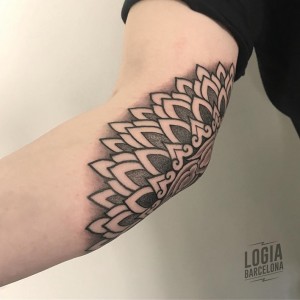 tatuaje_codo_blackwork_geometria_Logia_Barcelona_Willian_Spindola